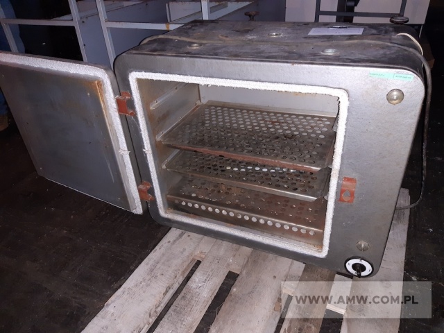 Sprzęt medyczny - pakiet zawierający 8 poz. asort. (wg oddzielnego wykazu), w tym m.in.: suszarki medyczne, cieplarka, stół antywibracyjny itp. 